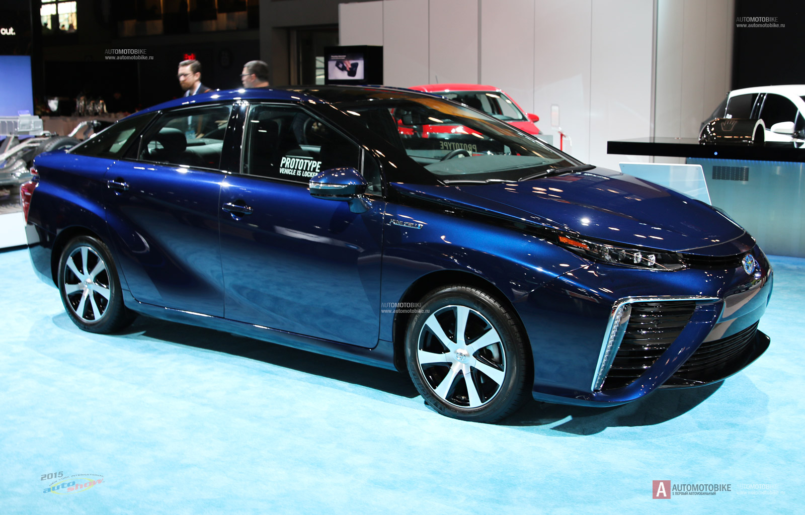 2015 Toyota Mirai обзор водородного автомобиля на автосалоне в Нью Йорке 2015 года. Автопортал Автомотобайк - обзор автомобилей