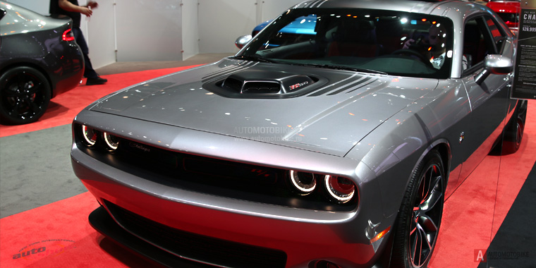 Cтилизованный воздухозаробник на капоте Dodge Challenger NYAS 2015