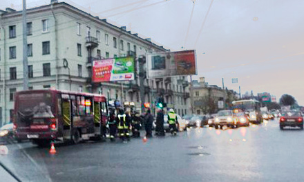 Вчера днем, 14 декабря в Санкт-Петербурге на проспекте Непокоренных произошла крупная авария маршрутного такси и легкового автомобиля Audi, в результате которого пострадали пять человек