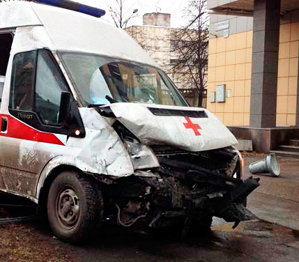 Сегодня днем, 04 декабря 2014 в Санкт-Петербурге на пересечении улиц Белоостровской и Земледельческой, автомобиль скорой помощи попал в аварию