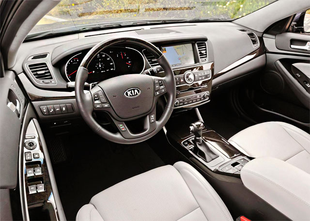 В салоне Kia Cadenza 2015 появились легкие изменения