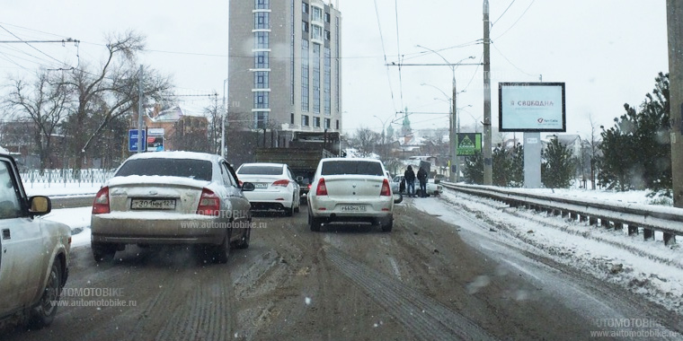 30 декабря около 14:00 часов на улице Кубанская Набережная в Краснодаре произошла крупная авария