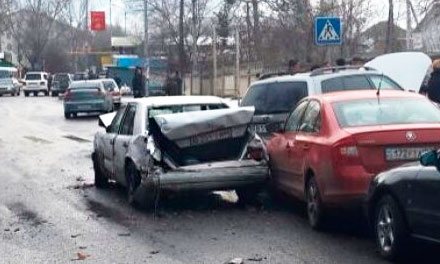 Сегодня, 18 января в микрорайоне «Казахфильм» в Алмате произошло крупное ДТП — маршрутный автобус протаранил более 10 автомобилей и грузовик MAN фотографии аварий