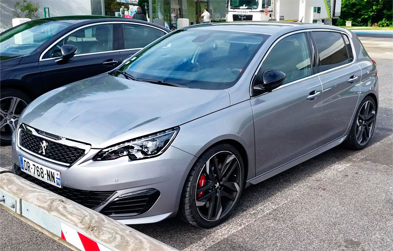 Peugeot 308 GTI фотографии автомобили на парковке