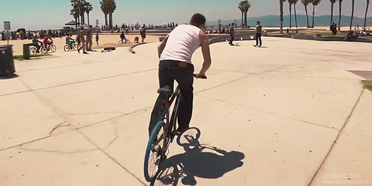 Игра GTA V в реальной жизни - парень катается на велосипеде