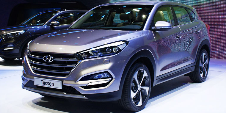 С приходом нового шеф-дизайнера Hyundai Петера Шрайера, новый Tucson обрел фирменный стиль в шестиугольной решетке радиатора и обновленном интерьере