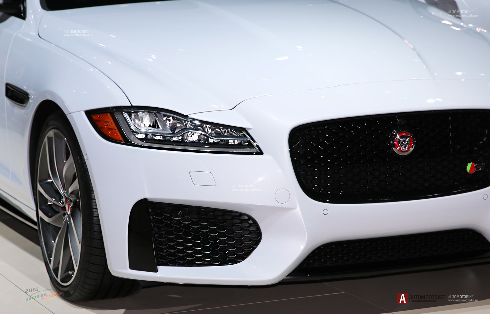 Переднюю часть седана Jaguar XF 2016 украшают светодиодные фары, имеющие «хищный взгляд»