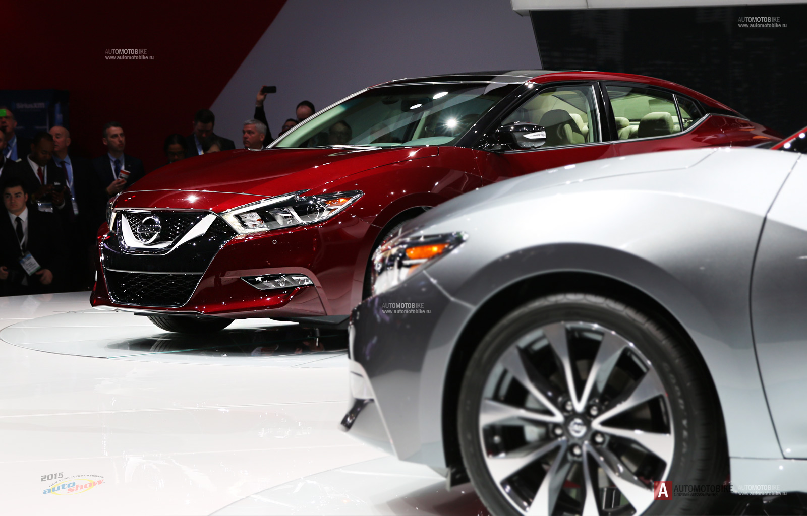 Фотографии красной Nissan Maxima 2016 на автосалоне в Нью-Йорке 2015 года. Photos red Nissan Maxima 2016 New York International Auto Show in 2015.