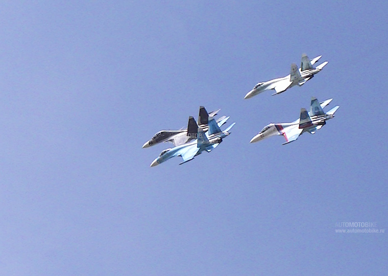 Летчики истребителей Су-27 и Су-30СМ показали лучшее авиашоу 2015 в Краснодаре