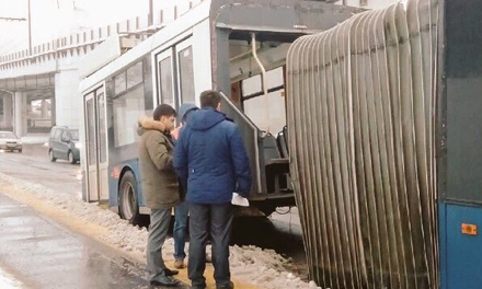 Троллейбус развалился пополам