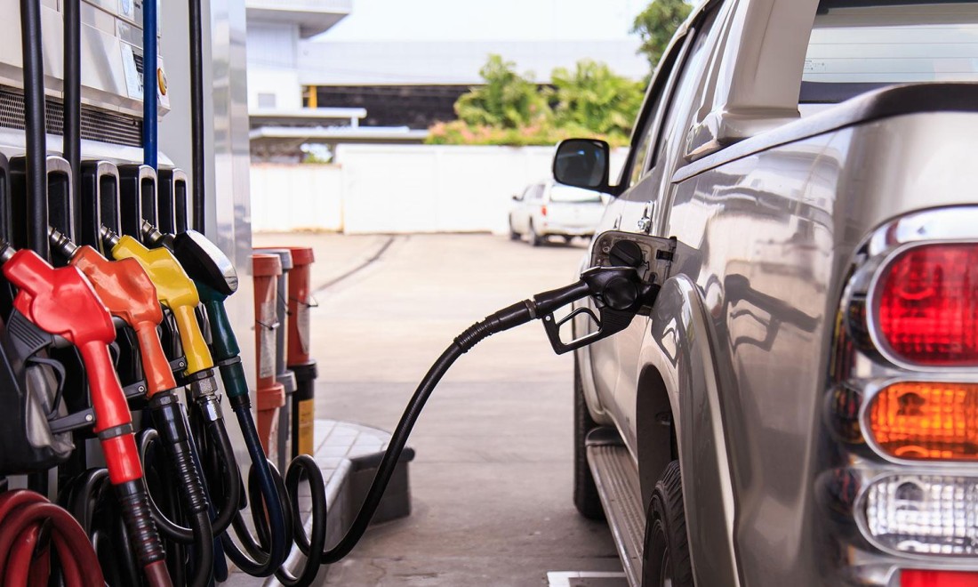 Жители Кубани на среднюю зарплату могут купить чуть более тысячи литров бензина